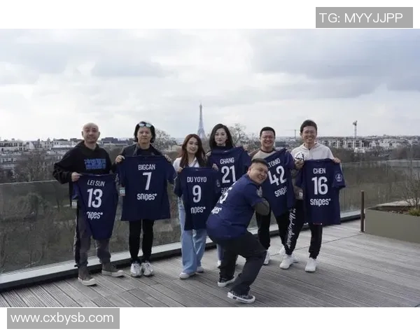 足球明星背包时尚搭配全景展示让你领略潮流与运动的完美结合 足球明星背包时尚搭配全景展示让你领略潮流与运动的完美结合